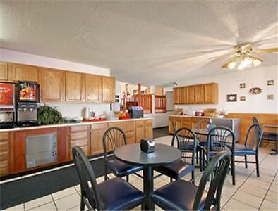 Super 8 Wichita East Kellogg Otel Restoran fotoğraf
