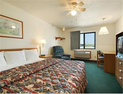 Super 8 Wichita East Kellogg Otel Oda fotoğraf